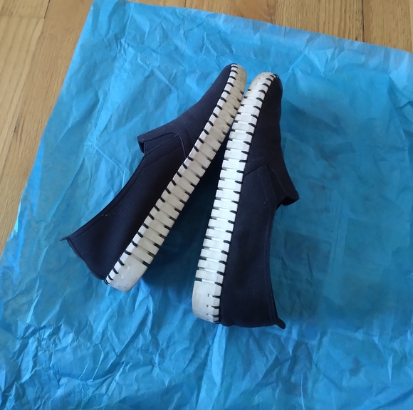 Skechers Waking Shoes & Report Shoes (size 6) - Picture 3 of 12